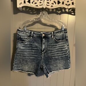 Vervet Women’s Dark Wash denim shorts